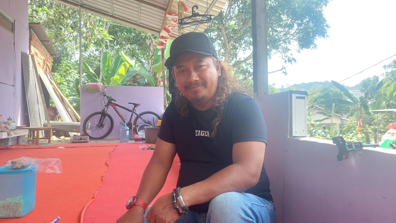 Ketua RT 35, Suhaji Sukmo ketika disambangi di kediamanya. (Fitri Wahyuningsih/Kaltimtoday.co)